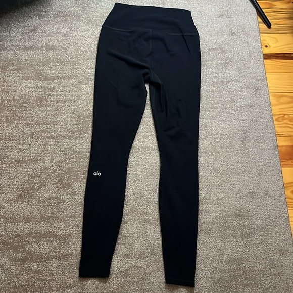 Alo Yoga Women’s Black Ripped Warrior Legging Size Small - Picture 9 of 9
